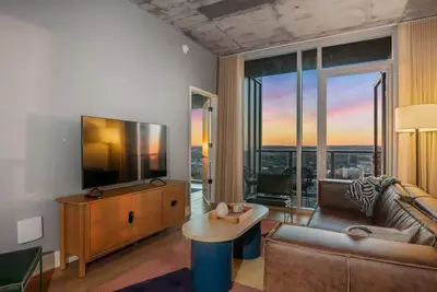 Image de Luxury Rainey St Condo • Rooftop Pool & Balcony