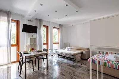 Image de Cozy 40 sqm studio apartment, accommodating up to 4 guests, located on the first floor of a building with an elevator. The accommodation is in a quiet residential neighborhood, 800 meters from the Central Hospital (a 10-minute walk) and within easy reach