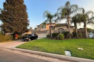 Image de 4-bedroom pool house in Fresno, hub for all California destinations &attractions