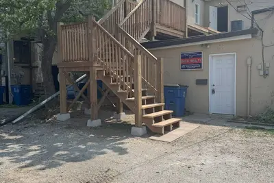 Image de Golden Acre Suites | 3br Downtown Loft w/ Exposed Brick & Urban Charm