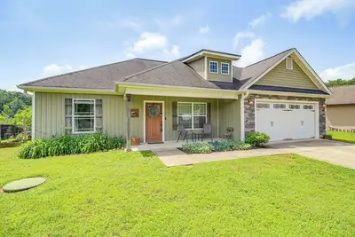 Image de 13 Mi to Chattanooga: Family Home w/ Backyard!