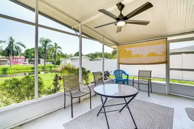 Image de 1 Mi to Lake Jackson: Home w/ Screened Patio!