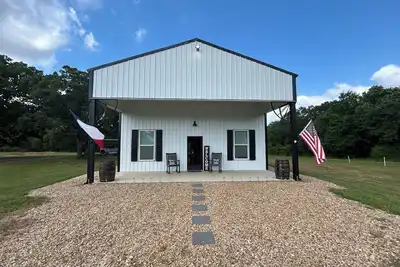 Image de Little House on the Creek- 15 min from The Franklin Ranch 30 min from Kyle Field