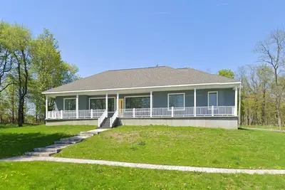 Image de Modern Lakeside Retreat on Lake Ontario 4 bedroom/3 bath