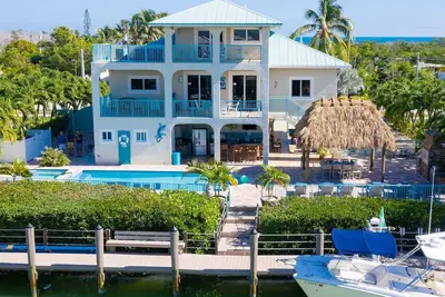 Image de Tropical Waterfront Sombrero Beach House Private Pool, Hot Tub, Boat Dock, Pet