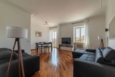 Image de Bright 150 sqm apartment, perfect for 6 people, located on the sixth floor of a building with a lift (Not suitable for disabled people). The property is located in a semi-central area of ​​Rome, in front of the San Giovanni metro stop, in an area full