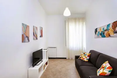 Image de Cozy 80 sqm apartment, ideal for 5 people, located on the fifth floor of a building with a lift (Not suitable for disabled people). The property is located in a residential area of ​​Genoa, well served and complete with all comforts. The location is s