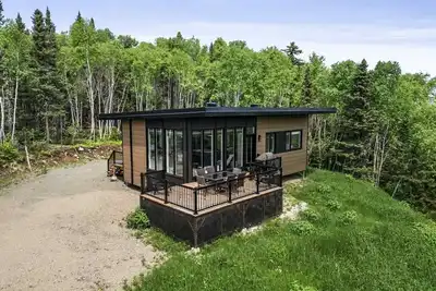 Image de Cozy 2-bedroom chalet in enchanting Baie-Saint-Paul with WiFi, Ac