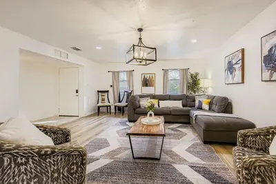 Image de 4-Bedroom Arlington Stay –  Newbury Area