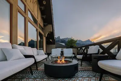 Image de Sevenfold | Sleeps 20 | Luxe 7br Retreat + Hot Tub