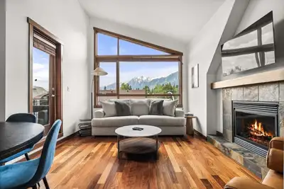 Image de Mountain View Retreat with Private Bbq & Balcony