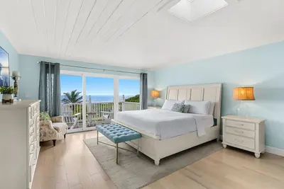 Image de Direct Oceanfront Indialantic Getaway – Balcony, Patio & Bbq Grill!