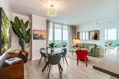 Image de Modern 3br/3. 5ba Grove Condo | Views, Balconies, Full Kitchen + 3 Parking