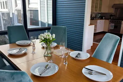 Image de Historic Craftsman - Modern Luxury 3 bedroom near park and cafes