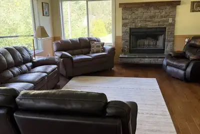 Image de Spacious 5 bedroom Riverfront Retreat  Hot Tub, Sauna & Family Fun, WiFi & More!