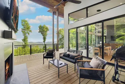 Image de Modern Luxury, Hot Tub, Mtn Views, pool table