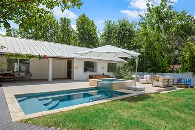 Image de Unique 2-bedroom house with Pool + Yard Games in Zilker Neighborhood 78704