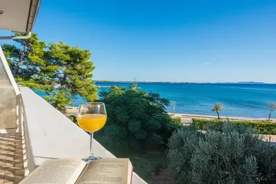 Image de Beachfront apartment Liverić 4