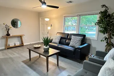 Image de 5 Min to Downtown - Desk  - Fenced Yard - Wi-Fi