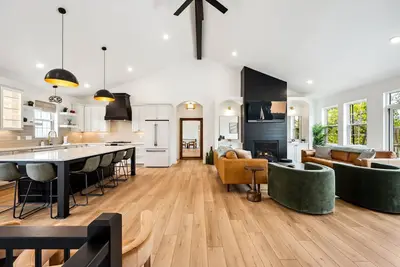 Image de The Edelweiss: New 6 Br/Theatre/Game Room/Fire Pit