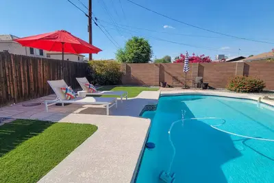 Image de Vintage Vault - Spacious 4 Bedrooms House w/ Pool - Close to Cardinals & Dodgers