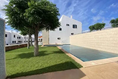 Image de Grande maison avec piscine communautaire près de la mer