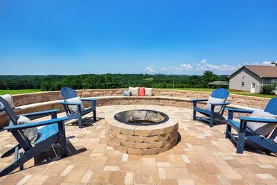 Image de 8 Mi to Dtwn Mt Airy: Mtn-View North Carolina Home