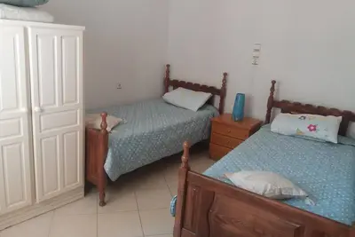 Image de Maison Confortable et Lumineuse au Cœur de Pothia – Idéale pour les Familles