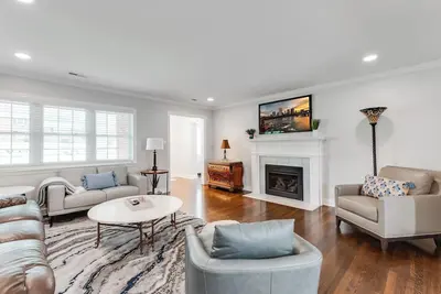 Image de Gracious Lee at Willow Lawn | 3br Prime Location