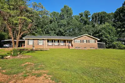 Image de Spacious 4-Br/ 3Bth Retreat with Game Room, Patios & Modern Comforts