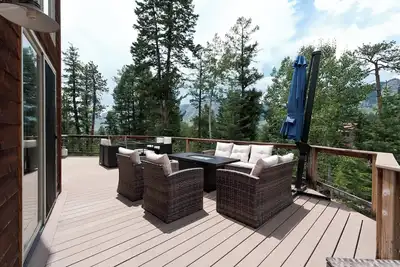 Image de Custom Home with Large Deck on an Acre - Amazing Views - 3 miles to Purg