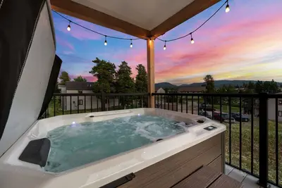 Image de New Listing! Stylish Après-Ski Stay | Walk to Shuttle + Hot Tub