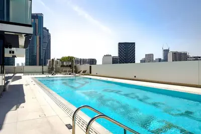 Image de Stylish 2br Jvc with Pool, Gym Access, and City Skyline Views