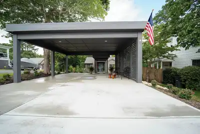 Image de Luxury 2-bedroom Waterfront Cottage w/dock walk Clarksville town covered parking