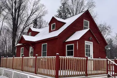 Image de Red Country Escape with Mountain Views