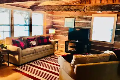 Image de Your cozy hideaway, where the water meets the wild.