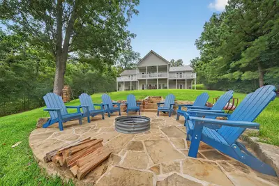 Image de Sinclair Bluff Delight- Spacious 5/3 Lakefront w/ Boat House, Fire Pit, Bar