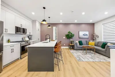 Image de Up+Down Suites, 2 Kitchens, 3 King Beds, Garage