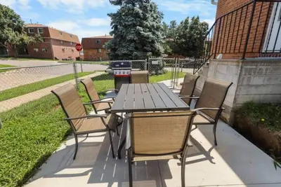 Image de 4 Bedroom, 2 Bath, Duplex, 4’ Fence, Ev-Charger