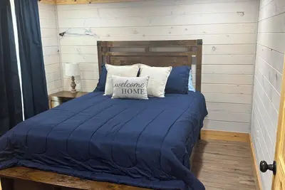 Image de Cozy 6 person cabin with swim up tiki bar and hot tub!