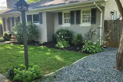 Image de Spacious and Serene! Charming 2bed/1 bath lots of Space and everything you need!