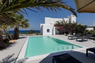 Image de Laurier Blanc, Cycladic style house, on the seaside with private swimming pool.