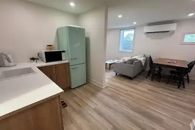 Image de Golden Acre Suites | 2br Downtown w/ Exposed Brick & Retro Retreat