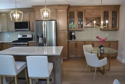 Image de Stylish Renovated Ranch, 4 Bed/ 3. 5 Bath, North Troy in Private Cul-de-Sac