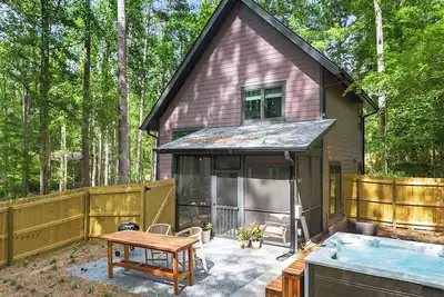 Image de Private 2-bedroom cottage with hot tub and smart home features in Woodstock