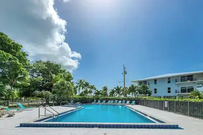 Image de Paradise Palms 2bed/2. 5bath townhouse style condo with water views, shared pool & dockage