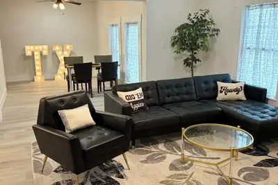 Image de Historic Home, Newly Renovated, Walk to Legends, Pet Friendly