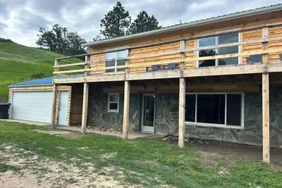 Image de 2-bedroom, 1 bathroom log cabin  Bottom  floor offers the perfect retreat close to downtown Sturgis. With breathtaking views and a peaceful wooded setting, this cozy home-away-from-home. Comfortably accommodating up to 6 guests.
