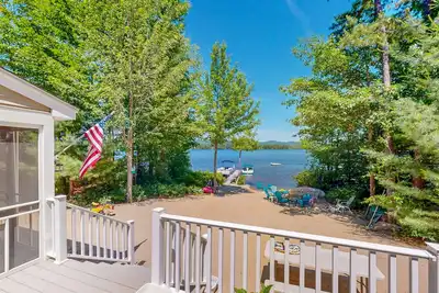 Image de Quiet lakefront home w/ private beach, dock, screened porch and stunning views