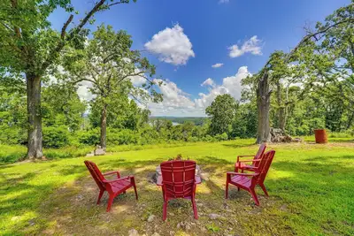 Image de Near Table Rock Lake: Family Home w/ Deck & Views